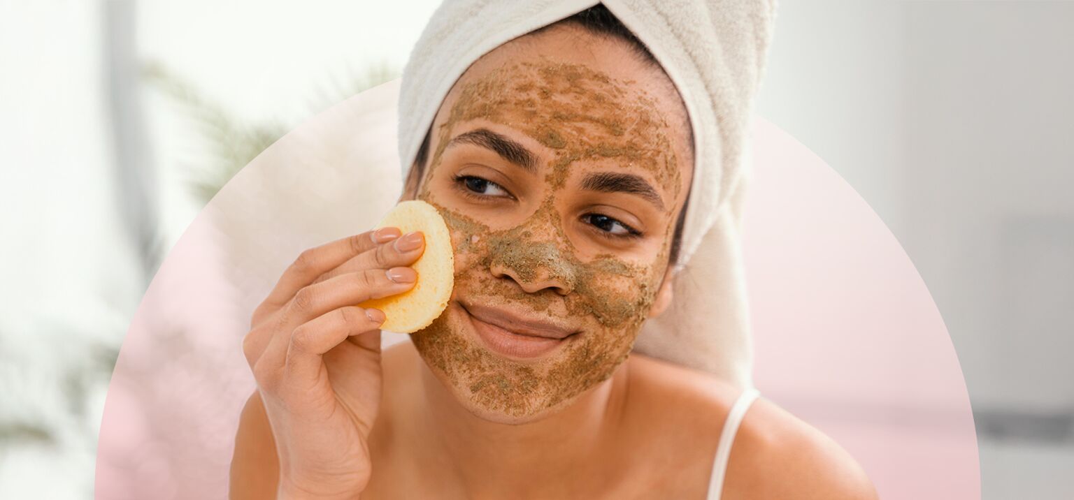 Mulher aplicando máscara facial natural com esfoliante.