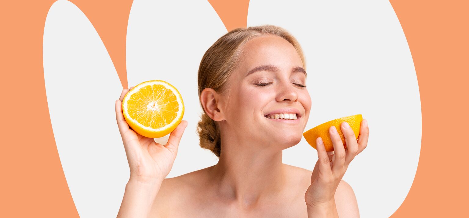 mulher segurando laranja feliz