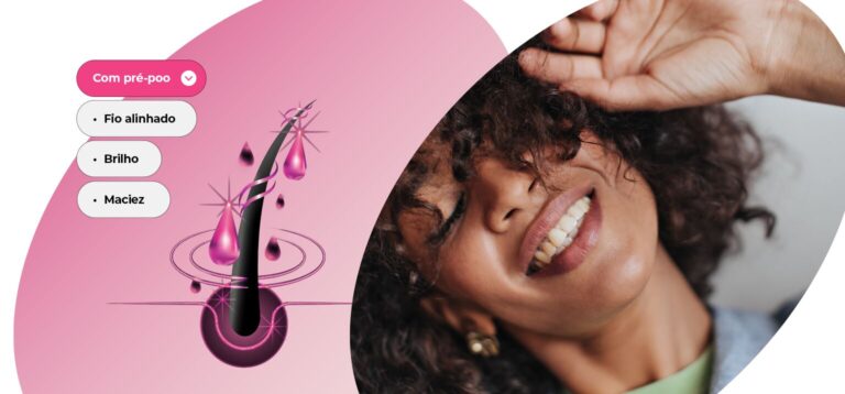 mulher sorrindo com cabelo cacheado saudável