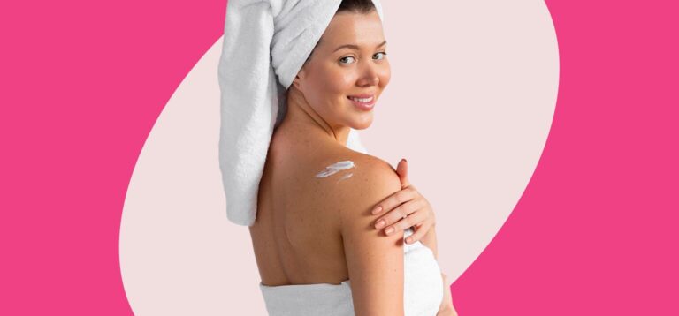 Mulher com toalha aplicando creme na pele