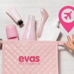 Necessaire de viagem com produtos de beleza e cuidados pessoais