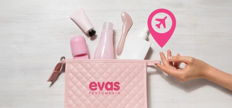 Necessaire de viagem com produtos de beleza e cuidados pessoais