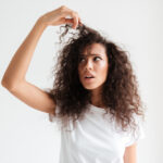 Mulher com cabelo cacheado com frizz