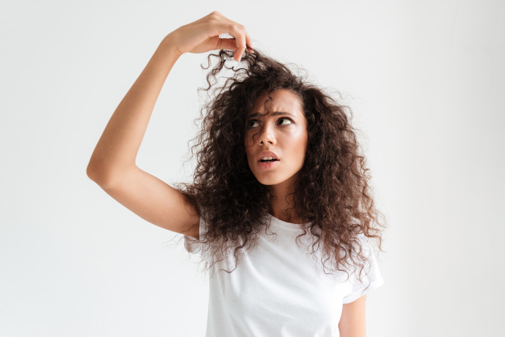 Mulher com cabelo cacheado com frizz