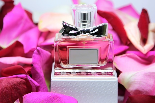 Frasco de perfume feminino com fragrância rosada sobre uma base branca, representando perfumes femininos doces marcantes com aroma floral e sofisticado.